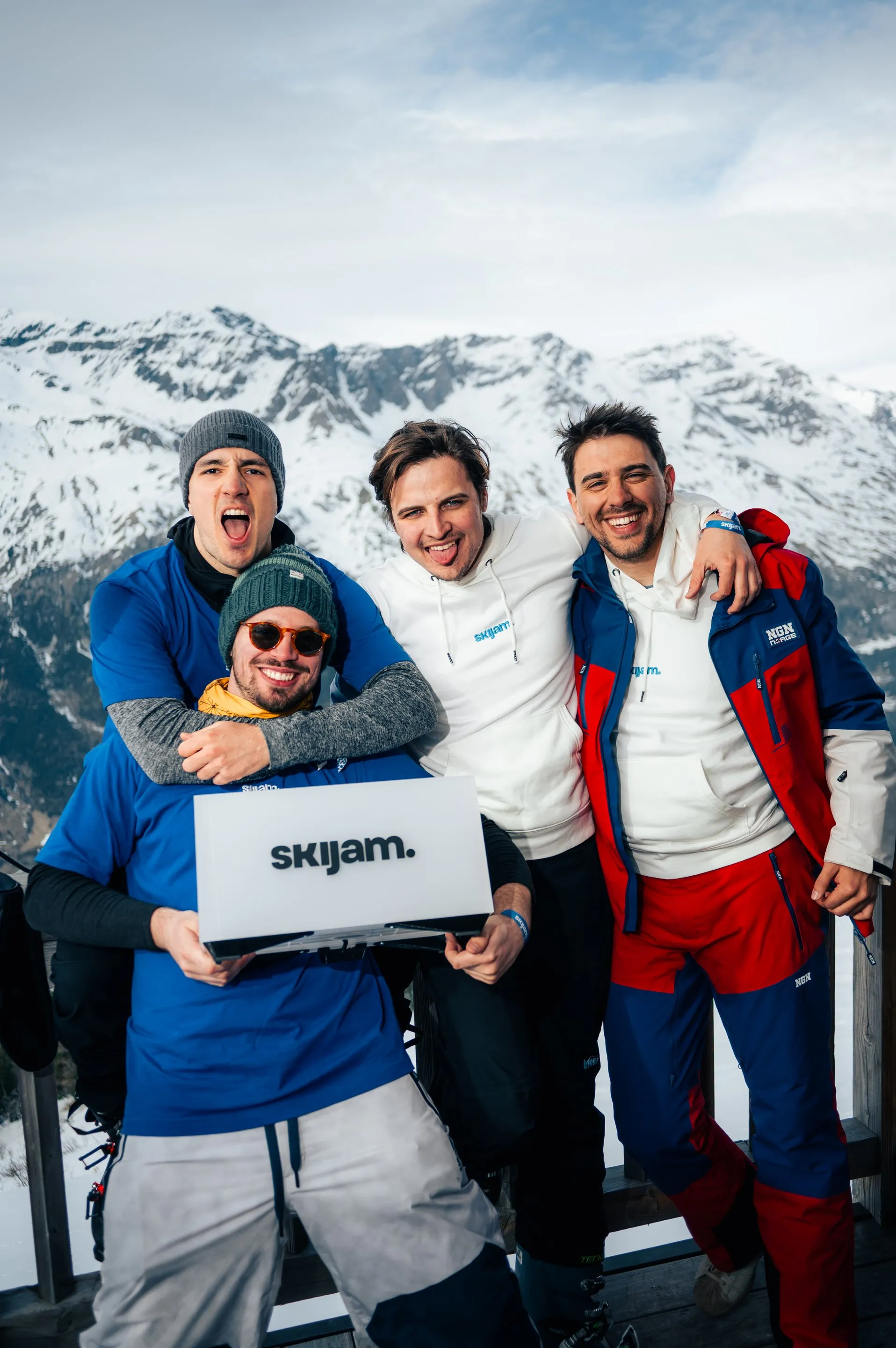 SKIJAM ekipa na vrhu staze sa SKIJAM tablom