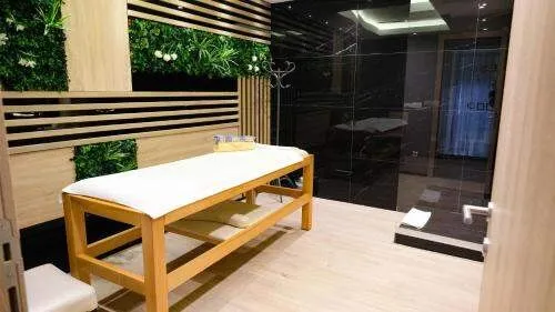 Hotel Hollywood, Sarajevo — soba sa muralom Sarajeva